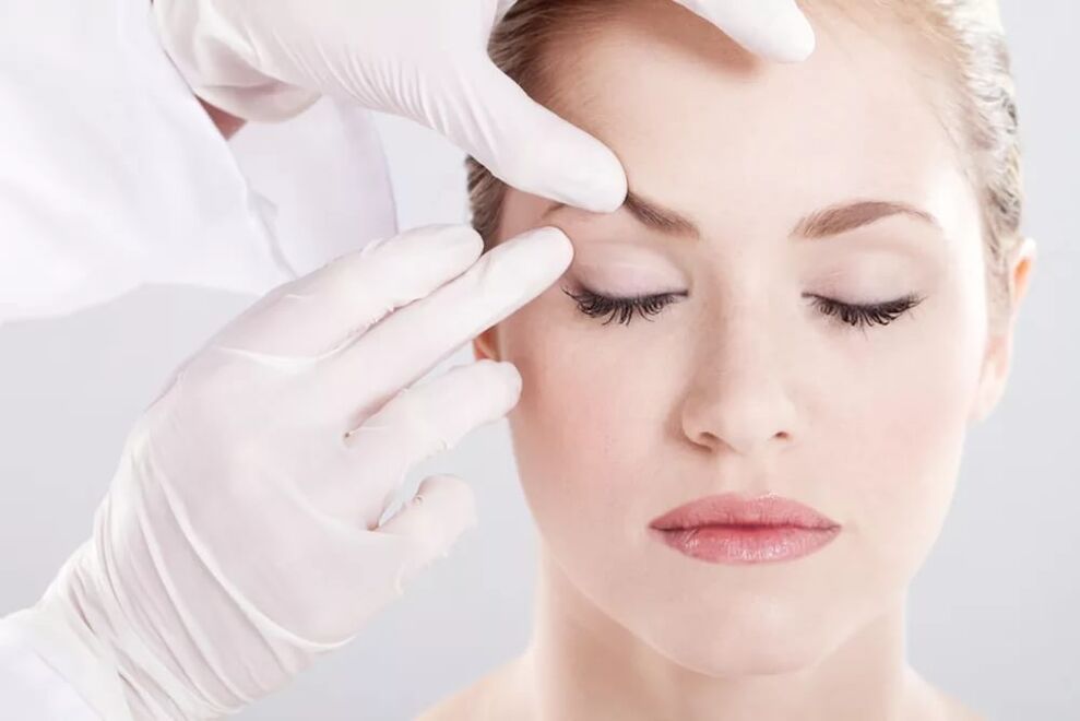 The cosmetologist explores the skin around the eyes